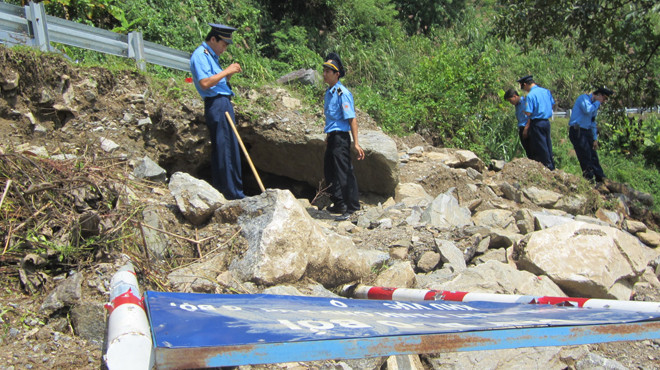 Biển báo, taluy trên quốc lộ 24 bị các đối tượng tìm gỗ sưa xới tung. Biển báo, taluy trên quốc lộ 24 bị các đối tượng tìm gỗ sưa xới tung.