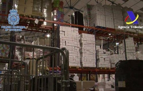  Bên trong một kho hàng của trung tâm Cobo Calleja bị lục soát.