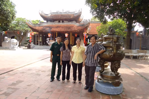 Chụp ảnh lưu niệm tại Đền Đô. Ảnh: Q.N