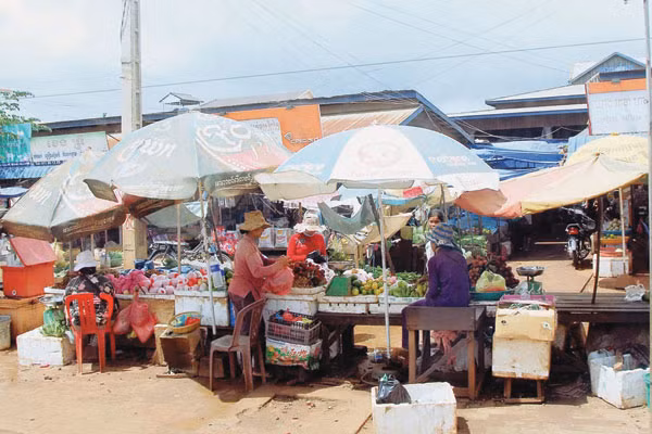 Trái cây Việt Nam tại chợ Ban Lung.