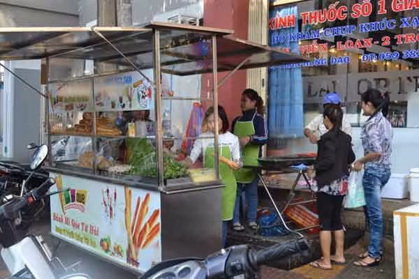 Dù mới xuất hiện ở Gia Lai nhưng bánh mì que được nhân rộng ở nhiều nơi. Ảnh: Lê Lan Dù mới xuất hiện ở Gia Lai nhưng bánh mì que được nhân rộng ở nhiều nơi. Ảnh: Lê Lan