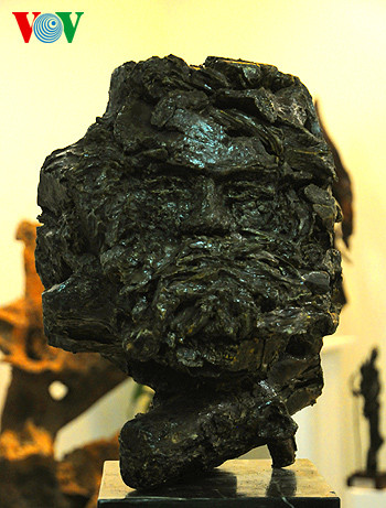 Hình tượng nhà Triết học nổi tiếng Karl Marx - bằng gỗ gù hương