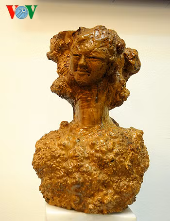 Hình ảnh nữ anh hùng Đất Đỏ - Võ Thị Sáu bằng nu cây cà phê