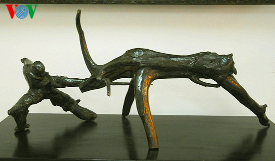 "Đấu bò tót Tây Ban Nha" - gỗ ngọn đỏ