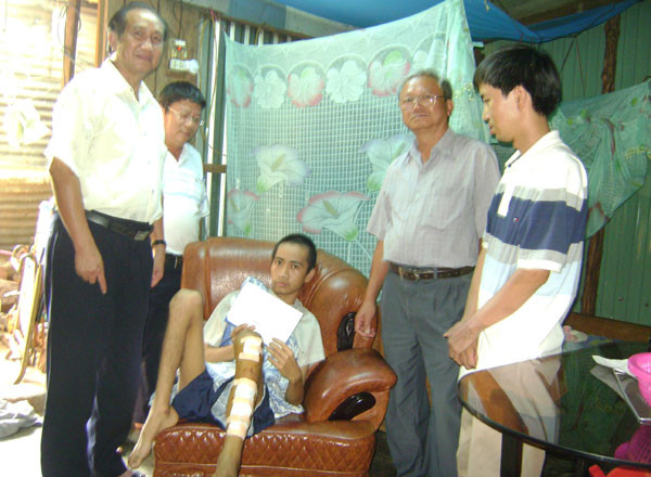 Em Nguyễn Duy An được Hội Bệnh nhân nghèo Gia Lai giúp đỡ 10 triệu đồng để điều trị. Ảnh: Đ.Y