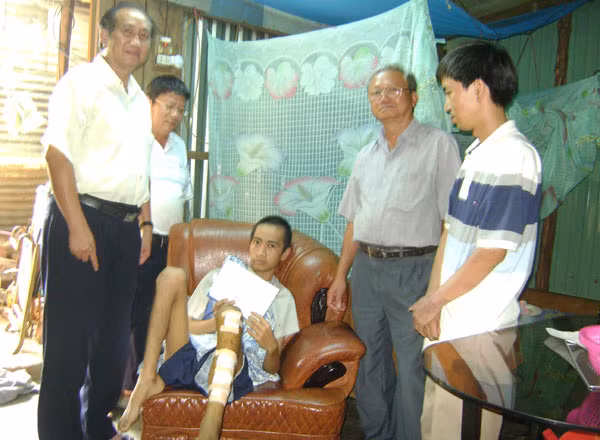 Em Nguyễn Duy An được Hội Bệnh nhân nghèo Gia Lai giúp đỡ 10 triệu đồng để điều trị. Ảnh: Đ.Y