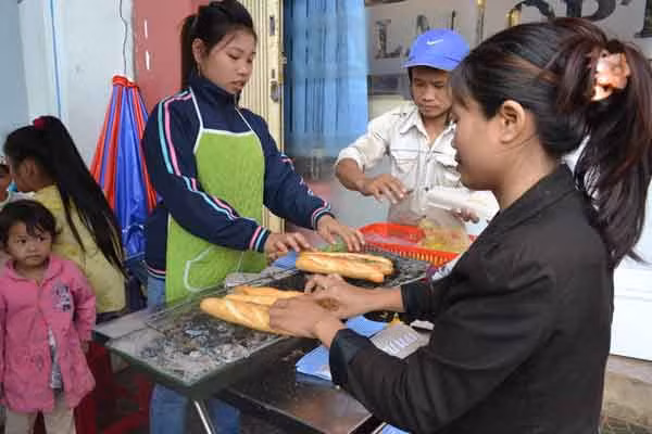 Nhiều khách hàng chọn mua bánh mỳ que vì bánh vừa ngon vừa rẻ. Ảnh: Lê Lan Nhiều khách hàng chọn mua bánh mỳ que vì bánh vừa ngon vừa rẻ. Ảnh: Lê Lan