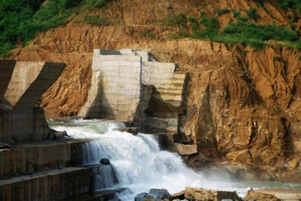 “Khối bê tông trên đập thủy điện Đakrông 3 lớn như vậy thì ai mà tháo được trong một ngày mưa lớn”. Ông Trần Văn Tuấn- Phó Văn phòng UBND tỉnh Quảng Trị khảng định. Ảnh: Bùi Oanh “Khối bê tông trên đập thủy điện Đakrông 3 lớn như vậy thì ai mà tháo được trong một ngày mưa lớn”. Ông Trần Văn Tuấn- Phó Văn phòng UBND tỉnh Quảng Trị khảng định. Ảnh: Bùi Oanh