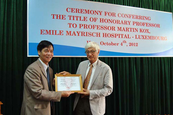 Phó Giám đốc Đại học Huế Lê Mạnh Thạnh trao bằng Giáo sư Danh dự cho ông Martin Kox. Ảnh: Bùi Oanh Phó Giám đốc Đại học Huế Lê Mạnh Thạnh trao bằng Giáo sư Danh dự cho ông Martin Kox. Ảnh: Bùi Oanh