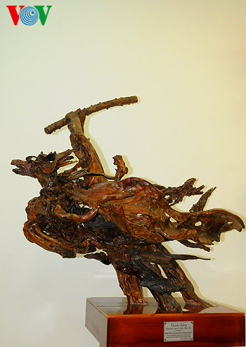 Hình ảnh anh hùng Thánh Gióng với chất liệu chính là gỗ gù hương và ngọn đỏ