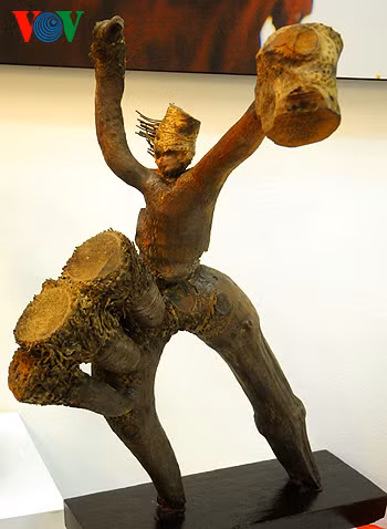 "Nổi trống lên rừng núi ơi" - gốc tre