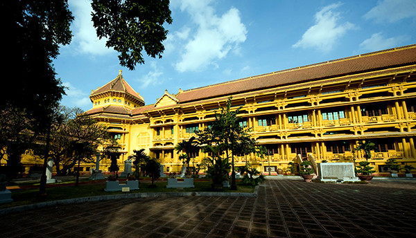 Bảo tàng Lịch sử trong sáng thu