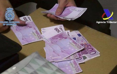 Cảnh sát thu giữ khoảng 6 triệu euro tiền mặt trong chiến dịch.