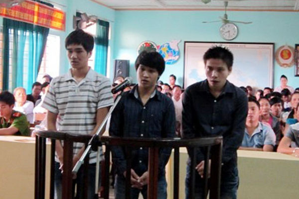 Các bị cáo Thảo, Phúc, Hiếu (từ trái sang phải) nghe ròa tuyên án. Ảnh: Quang Sang Các bị cáo Thảo, Phúc, Hiếu (từ trái sang phải) nghe ròa tuyên án. Ảnh: Quang Sang