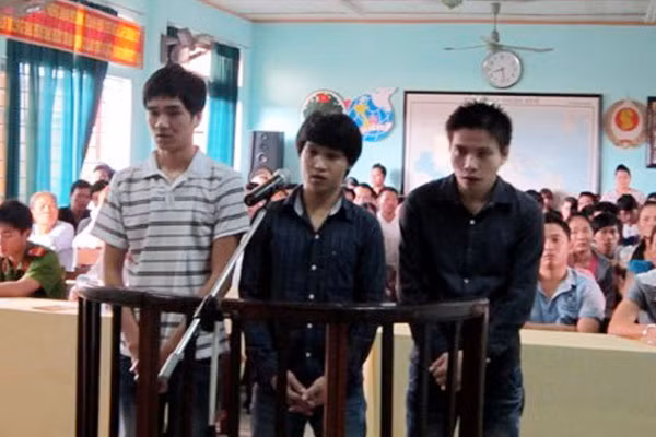 Các bị cáo Thảo, Phúc, Hiếu (từ trái sang phải) nghe ròa tuyên án. Ảnh: Quang Sang