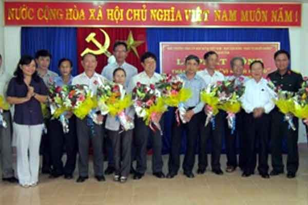 Lãnh đạo tỉnh tặng hoa lưu niệm cho các cá nhân và tập thể. Ảnh: Duy Tân Lãnh đạo tỉnh tặng hoa lưu niệm cho các cá nhân và tập thể. Ảnh: Duy Tân