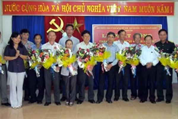 Lãnh đạo tỉnh tặng hoa lưu niệm cho các cá nhân và tập thể. Ảnh: Duy Tân