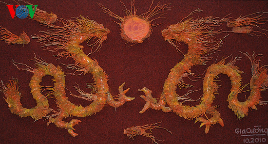 Tác phẩm mang hình tượng chú rồng được làm từ một chất liệu rất quen thuộc với người Việt Nam - gốc tre