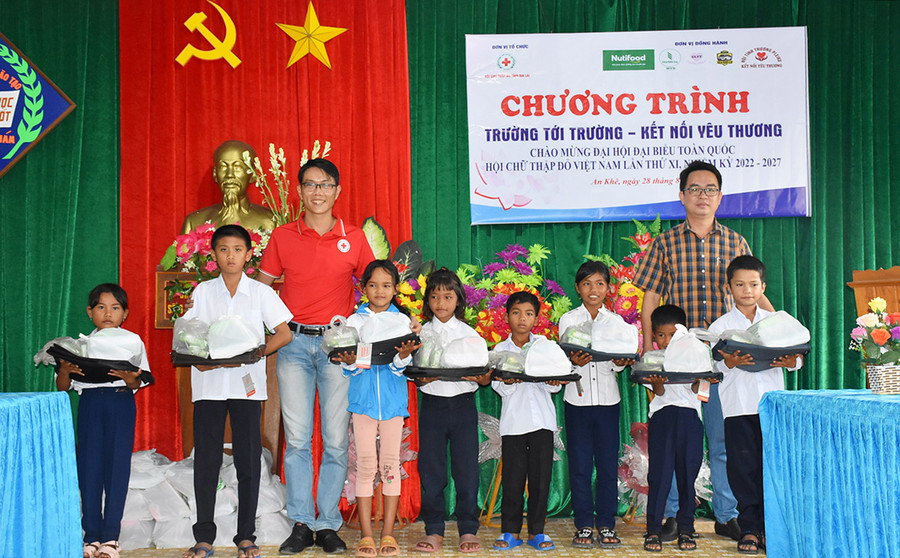 Đoàn công tác trao những phần quà ý nghĩa giúp các em học sinh có hoàn cảnh khó khăn vươn lên trong học tập. Ảnh: Hà Phương  Những phần quà giúp cho các em học sinh có hoàn cảnh khó khan vươn lên trong học tập. Ảnh: Hà Phương
