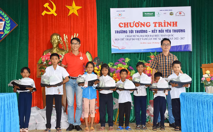  Những phần quà giúp cho các em học sinh có hoàn cảnh khó khan vươn lên trong học tập. Ảnh: Hà Phương