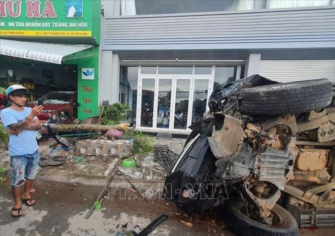 Chiếc xe ô tô bị hư hỏng nặng sau cú tông khiến hai vợ chồng ông N.T.H. thương vong. Ảnh nguồn Báo Tin tức