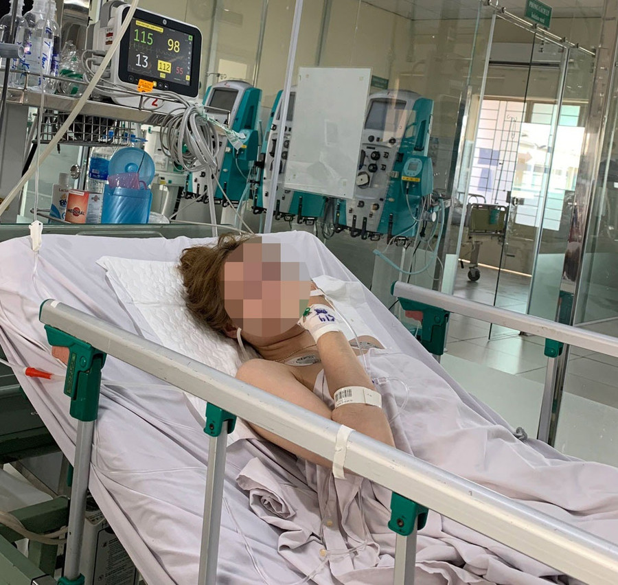 Hai bệnh nhân ngộ độc rượu điều trị tại Bệnh viện đa khoa khu vực Thủ Đức. Ảnh: Bệnh viên cung cấp