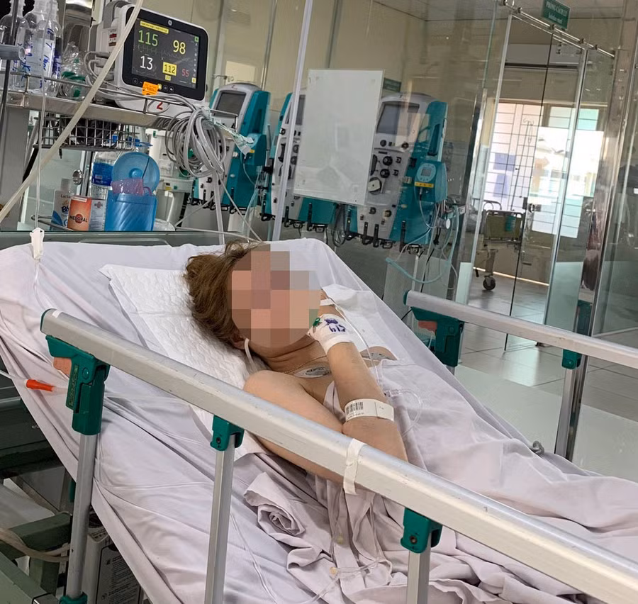 Hai bệnh nhân ngộ độc rượu điều trị tại Bệnh viện đa khoa khu vực Thủ Đức. Ảnh: Bệnh viên cung cấp