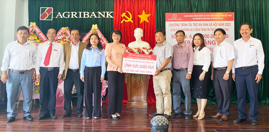  Bà Nguyễn Thị Mai Phương-Phó Chủ nhiệm Ủy ban Pháp luật Quốc hội trao tài trợ lĩnh vực giáo dục cho huyện Đak Pơ. Ảnh: Sơn Ca