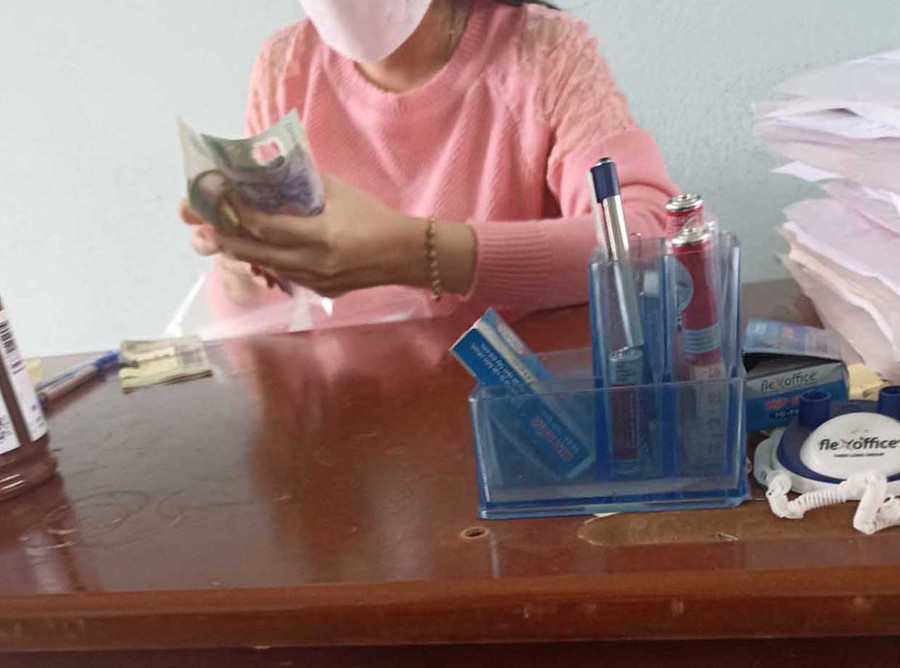 Bà Nguyễn Thị Thanh Tình-nhân viên của Trung tâm Giáo dục nghề nghiệp-Giáo dục thường xuyên huyện Chư Prông đang nhận tiền “bao đậu”. Ảnh bạn đọc cung cấp Nhân viên Nguyễn Thị Thanh Tình-cán bộ của Trung tâm Giáo dục nghề nghiệp-Giáo dục thường xuyên huyện Chư Prông đang nhận tiền “bao đậu”. Ảnh bạn đọc cung cấp