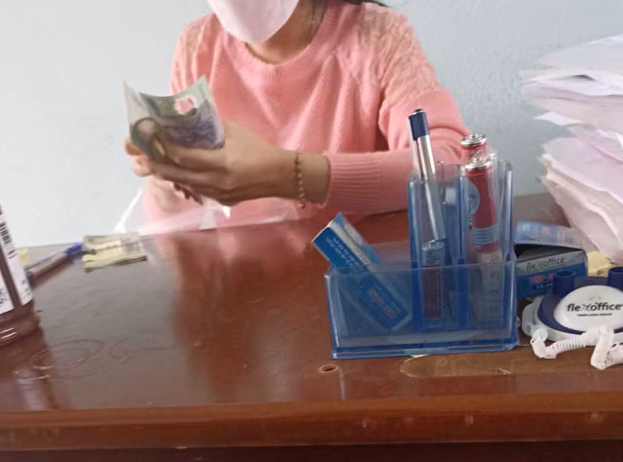 Nhân viên Nguyễn Thị Thanh Tình-cán bộ của Trung tâm Giáo dục nghề nghiệp-Giáo dục thường xuyên huyện Chư Prông đang nhận tiền “bao đậu”. Ảnh bạn đọc cung cấp