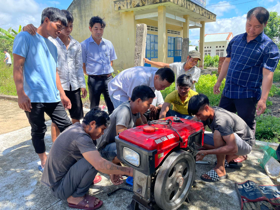 Học viên tham gia lớp học nghề sửa máy cày do Trung tâm GDNN-GDTX huyện Kbang tổ chức. Ảnh: Thiên Di