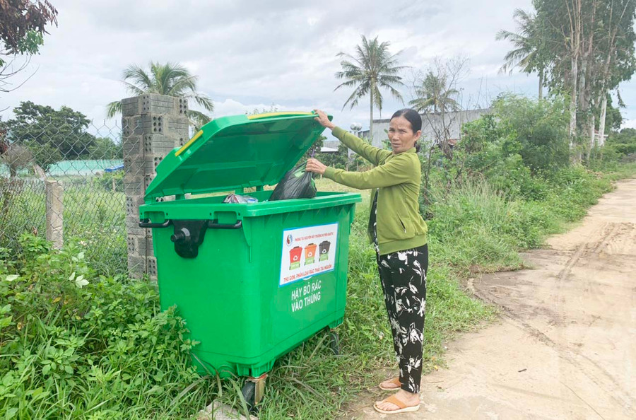 Từ khi được hỗ trợ xe đẩy rác, người dân thôn An Phú (xã Phú An) đã bỏ rác đúng quy định để bảo vệ môi trường. Ảnh: Nhật Hào