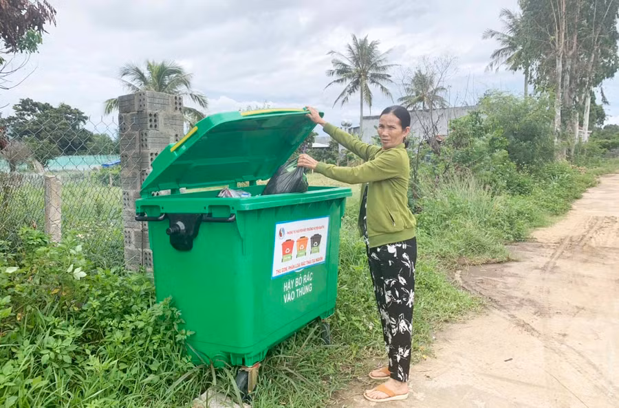 Từ khi được hỗ trợ xe đẩy rác, người dân thôn An Phú (xã Phú An) đã bỏ rác đúng quy định để bảo vệ môi trường. Ảnh: Nhật Hào
