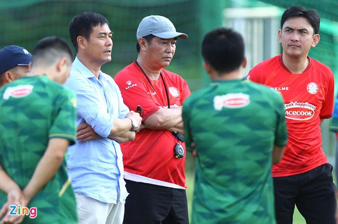 Ông Nguyễn Hữu Thắng (áo sơ mi) sẽ tạm quyền HLV thay ông Minh Chiến (ở giữa). Ảnh: zingnews.vn Ông Nguyễn Hữu Thắng (áo sơ mi) sẽ tạm quyền HLV thay ông Minh Chiến (ở giữa). Ảnh: zingnews.vn