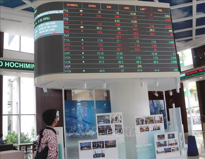 Nhà đầu tư theo dõi bảng giá chứng khoán tại sàn HOSE. Ảnh: Hứa Chung/TTXVN Nhà đầu tư theo dõi bảng giá chứng khoán tại sàn HOSE. Ảnh: Hứa Chung/TTXVN