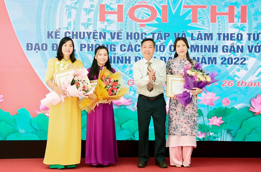 Thí sinh Trần Thị Hồng Thi (bìa phải)-Đảng bộ Báo Gia Lai là một trong 3 thí sinh đạt giải ba của hội thi. Ảnh: Đức Thụy