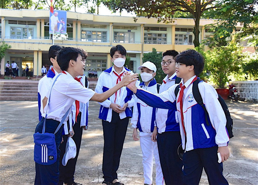 Các học sinh tay bắt mặt mừng sau gần 3 tháng nghỉ hè xa cách. Ảnh: Đức Thụy 