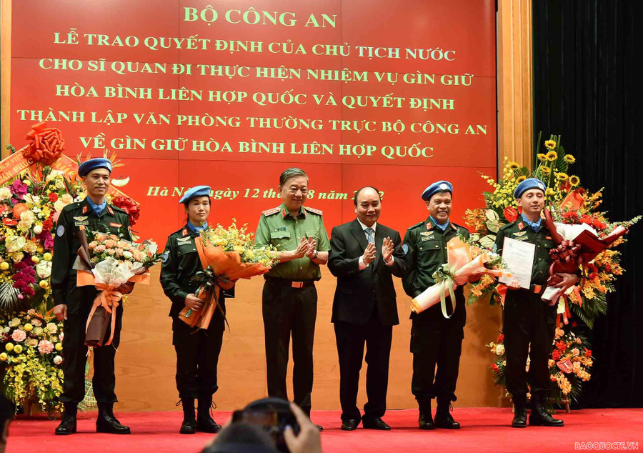 Chủ tịch nước Nguyễn Xuân Phúc trao Quyết định cho Trung tá Nguyễn Ngọc Hải làm nhiệm vụ tại trụ sở Liên hợp quốc và 3 cán bộ đi làm nhiệm vụ tại Phái bộ Liên hợp quốc ở Nam Sudan. Ảnh nguồn Báo Quốc tế