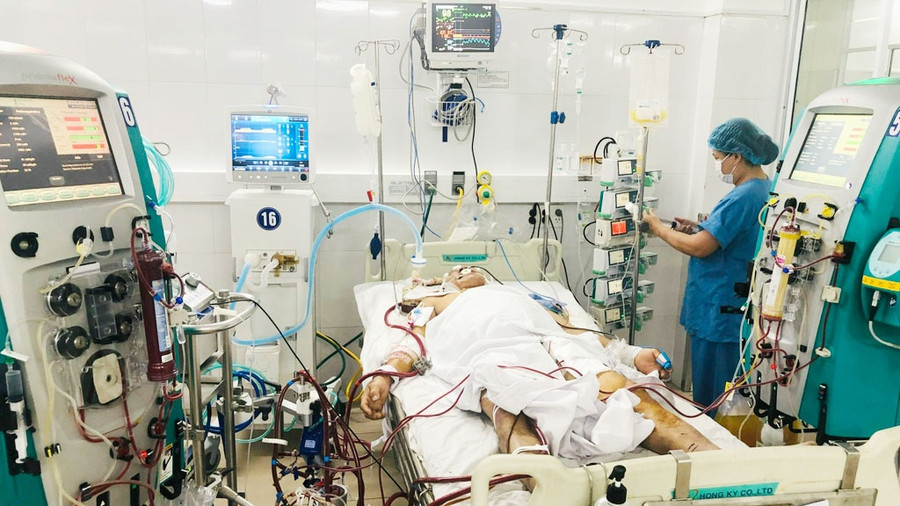 Với ECMO “di động”, bệnh nhân được trao đổi ô xy màng ngoài cơ thể cho đến khi về đến Bệnh viện Đà Nẵng. Ảnh: D.X