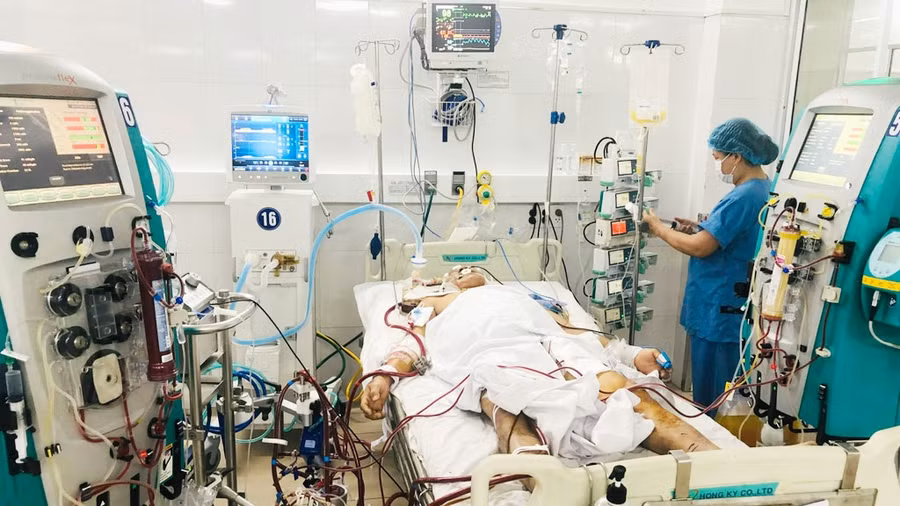 Với ECMO “di động”, bệnh nhân được trao đổi ô xy màng ngoài cơ thể cho đến khi về đến Bệnh viện Đà Nẵng. Ảnh: D.X