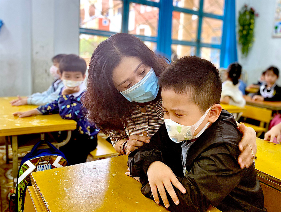 Cô Trần Thị Huê-giáo viên Trường Tiểu học Chu Văn An (TP. Pleiku) dỗ dành học sinh trong ngày đầu đến lớp. Ảnh: Mộc Trà