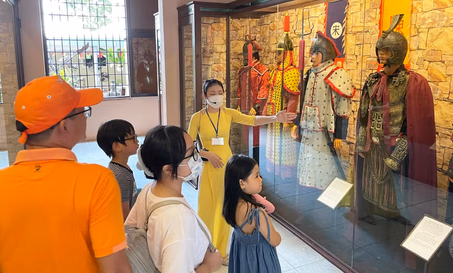 Du khách tham quan bảo tàng Vũ khí cổ Robert Taylor. Ảnh: Phương Duyên