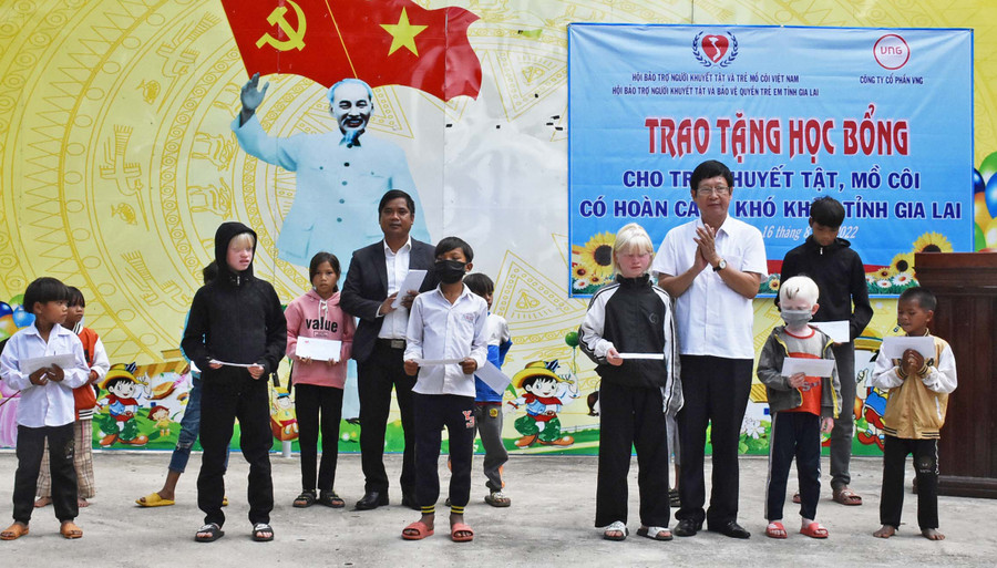 Các em học sinh có hoàn cảnh khó khăn tại buổi lễ trao học bổng. Ảnh: Hà Phương 