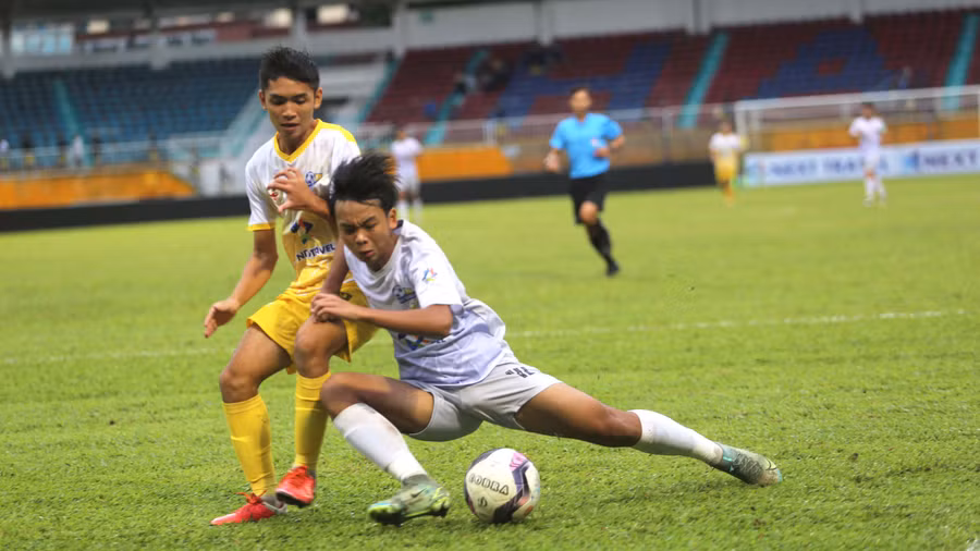 U15 HAGL (phải) đã gục ngã ở bán kết. Ảnh: Văn Ngọc