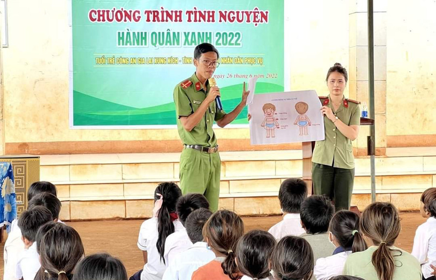 Đoàn viên Công an huyện Đak Đoa tuyên truyền phòng-chống xâm hại tình dục trẻ em tại Trường Tiểu học xã Ia Pết. Ảnh: Lê Anh Đoàn viên Công an huyện Đak Đoa tuyên truyền phòng chống xâm hại tình dục trẻ em tại Trường tiểu học xã Ia Pết. Ảnh: Lê Anh