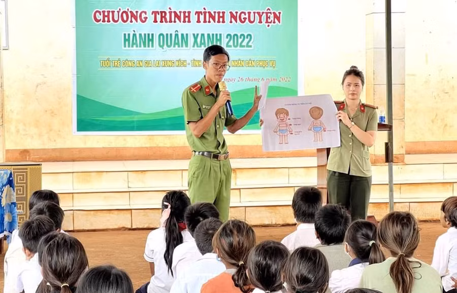 Đoàn viên Công an huyện Đak Đoa tuyên truyền phòng chống xâm hại tình dục trẻ em tại Trường tiểu học xã Ia Pết. Ảnh: Lê Anh