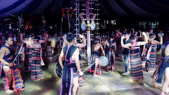 Các già làng người Cơ Tu thực hiện nghi lễ cúng thần linh trong lễ kết nghĩa. Ảnh: Nguyễn Thành