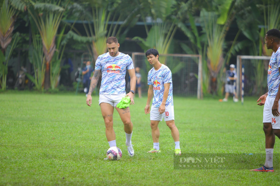 Các cầu thủ CLB HAGL tập luyện khá vui vẻ trước trận đấu với Hà Nội FC. Ảnh: Báo Dân Việt