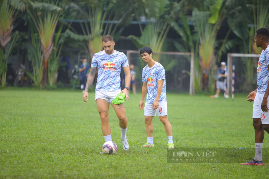 Các cầu thủ CLB HAGL tập luyện khá vui vẻ trước trận đấu với Hà Nội FC. Ảnh: Báo Dân Việt