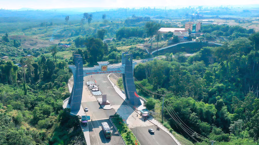 Quốc môn khánh thành đã tạo nhiều kỳ vọng về phát triển du lịch tại Khu Kinh tế Cửa khẩu Quốc tế Lệ Thanh. Ảnh: Đức Thụy